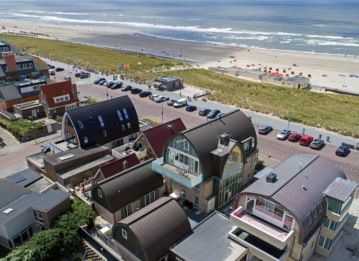 Luftaufnahme des Ferienhauses "Krab aan Zee" in Egmond aan Zee, Nordholland, mit Blick auf die Nordseekueste und den Strand.