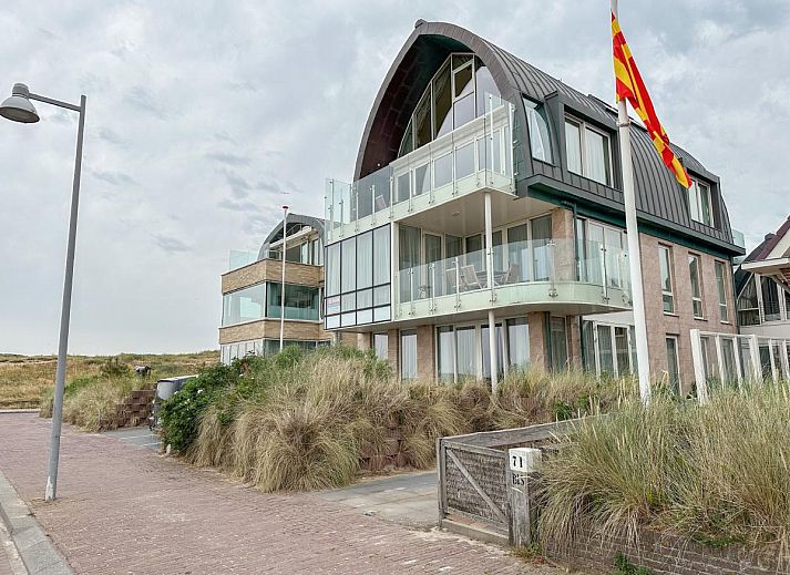 Luftaufnahme des Ferienhauses "Krab aan Zee" in Egmond aan Zee, Nordholland, mit Blick auf die Nordseekueste und den Strand.
