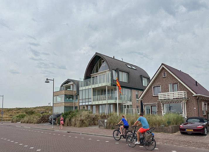 Luftaufnahme des Ferienhauses "Krab aan Zee" in Egmond aan Zee, Nordholland, mit Blick auf die Nordseekueste und den Strand.