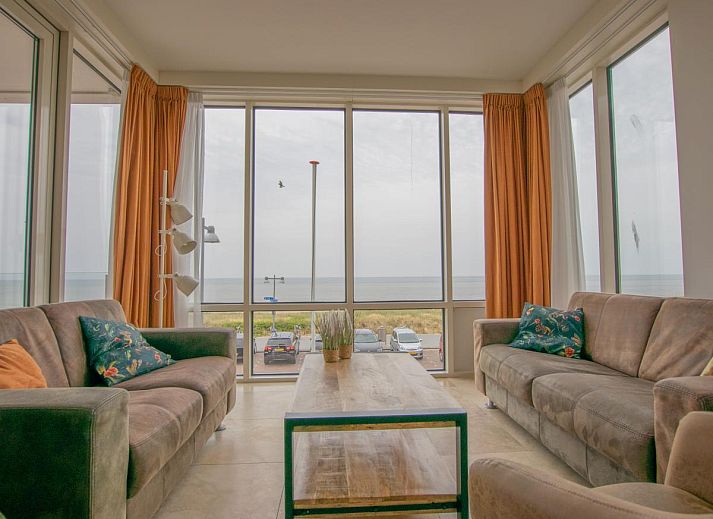 Ferienhaus "Krab aan Zee" in Egmond aan Zee, Nordholland, mit moderner Architektur und Blick auf die Duenen entlang der Nordseekueste.