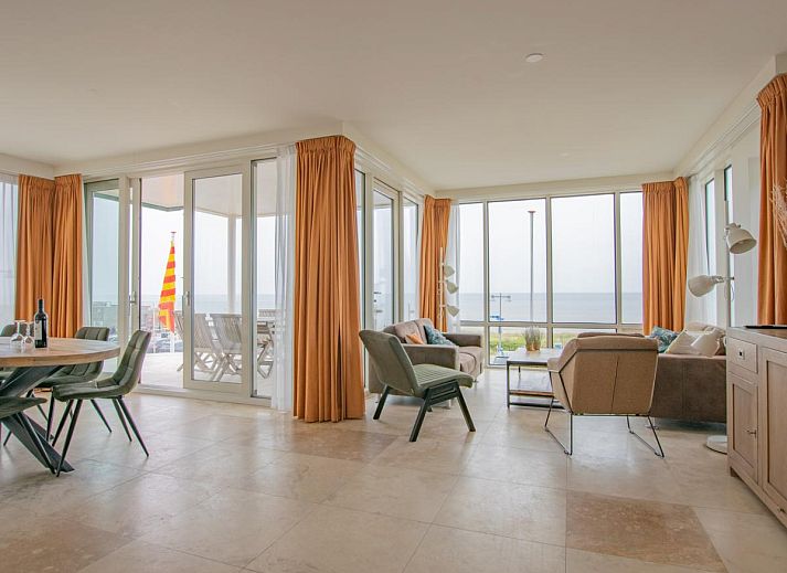 Ferienhaus "Krab aan Zee" in Egmond aan Zee, Nordholland, mit moderner Architektur und Blick auf die Duenen entlang der Nordseekueste.