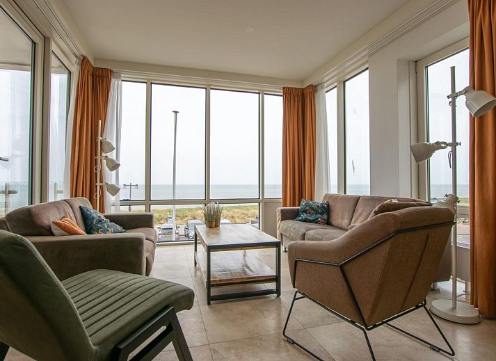 Ferienhaus "Krab aan Zee" in Egmond aan Zee, Nordholland, mit moderner Architektur und Blick auf die Duenen entlang der Nordseekueste.