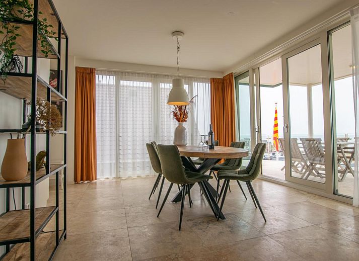 Ferienhaus "Krab aan Zee" in Egmond aan Zee, Nordholland, mit moderner Architektur und Blick auf die Duenen entlang der Nordseekueste.