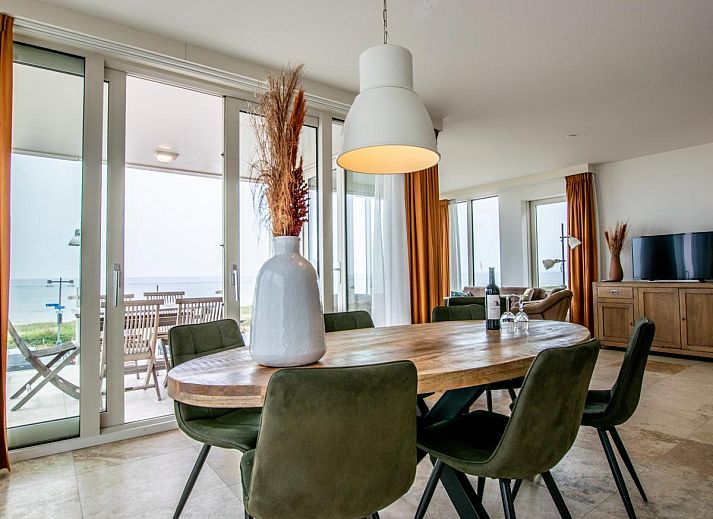 Ferienhaus "Krab aan Zee" in Egmond aan Zee, Nordholland, mit moderner Architektur und Blick auf die Duenen entlang der Nordseekueste.