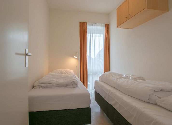 Stilvolles Wohnzimmer im Ferienhaus "Krab aan Zee" in Egmond aan Zee, Nordholland, mit moderner Einrichtung und grosszuegigem Design.