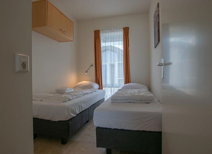 Stilvolles Wohnzimmer im Ferienhaus "Krab aan Zee" in Egmond aan Zee, Nordholland, mit moderner Einrichtung und grosszuegigem Design.