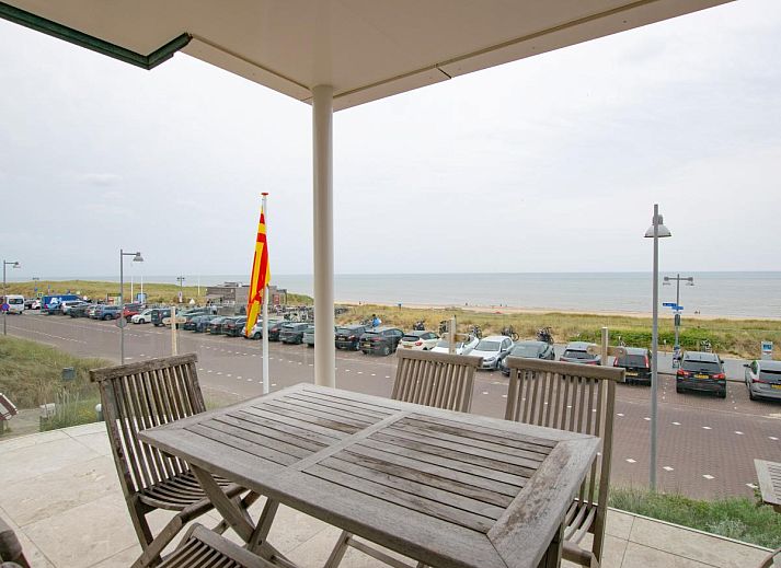 Stilvolles Wohnzimmer im Ferienhaus "Krab aan Zee" in Egmond aan Zee, Nordholland, mit moderner Einrichtung und grosszuegigem Design.