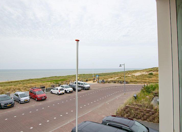Stilvolles Wohnzimmer im Ferienhaus "Krab aan Zee" in Egmond aan Zee, Nordholland, mit moderner Einrichtung und grosszuegigem Design.