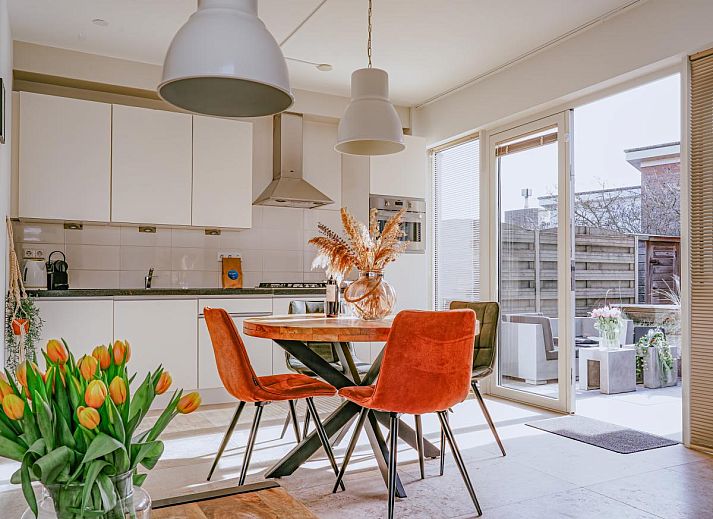 Ferienhaus Zeebaars in Egmond aan Zee, Nordholland, mit moderner Architektur und sonniger Terrasse an der Nordseekueste.