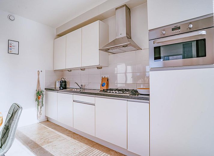 Ferienhaus Zeebaars in Egmond aan Zee, Nordholland, mit moderner Architektur und sonniger Terrasse an der Nordseekueste.