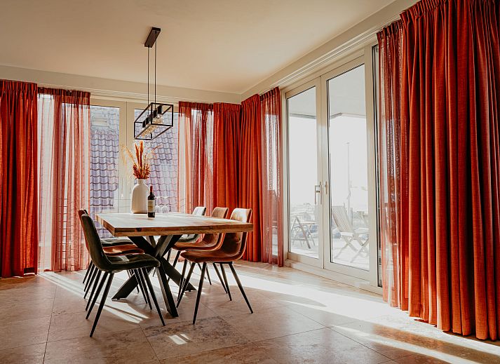 Balkon mit Meerblick im Apartment De Zeeparel, Egmond aan Zee, Nordholland.