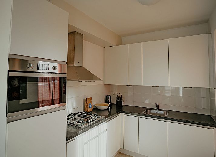 Balkon mit Meerblick im Apartment De Zeeparel, Egmond aan Zee, Nordholland.