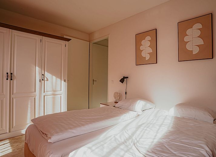 Geraeumiges Esszimmer im Apartment De Zeeparel, Egmond aan Zee, Nordseekueste, Nordholland.