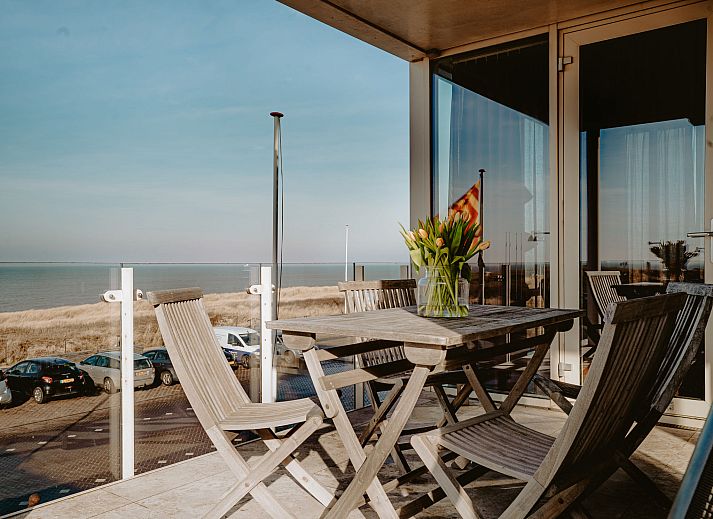 Geraeumiges Esszimmer im Apartment De Zeeparel, Egmond aan Zee, Nordseekueste, Nordholland.