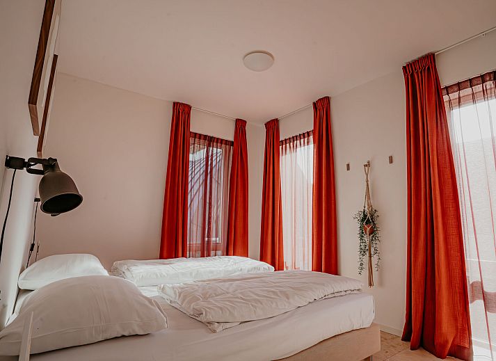 Helles Schlafzimmer im Apartment De Zeeparel, Egmond aan Zee, Nordseekueste, Nordholland.