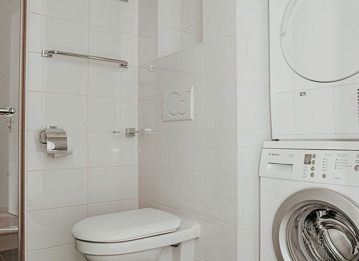 Helles Schlafzimmer im Apartment De Zeeparel, Egmond aan Zee, Nordseekueste, Nordholland.