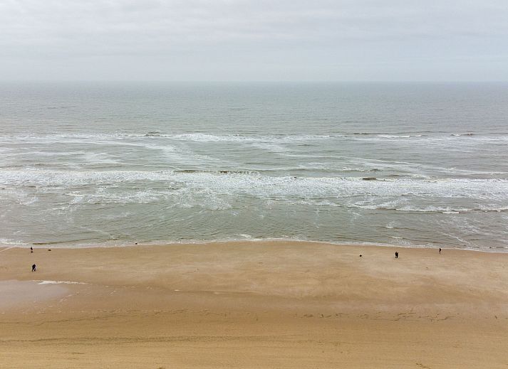 Luftaufnahme des Appartements De Zeeparel an der Nordseekueste, Egmond aan Zee, Nordholland.