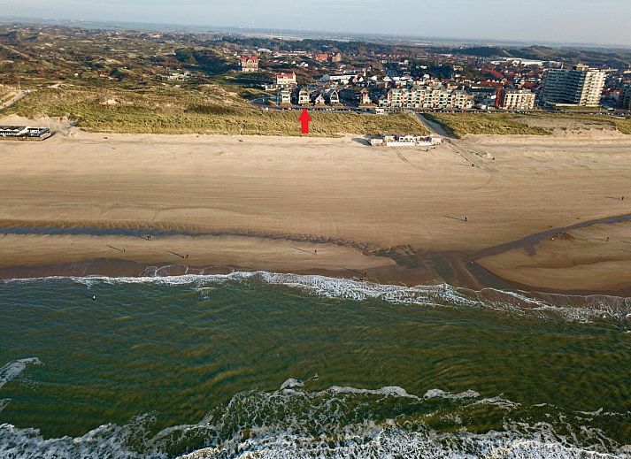 Aerial view of De Platvis, a vacation home on the North Sea coast in Egmond aan Zee, with beautiful views of the dunes and beach.
