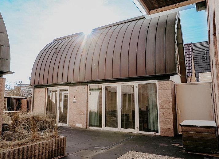 Aerial view of De Platvis, a vacation home on the North Sea coast in Egmond aan Zee, with beautiful views of the dunes and beach.