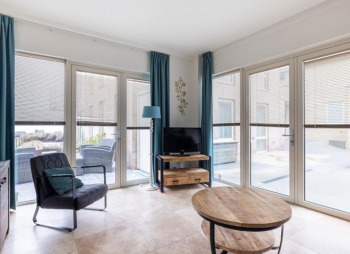 Aerial view of De Platvis, a vacation home on the North Sea coast in Egmond aan Zee, with beautiful views of the dunes and beach.