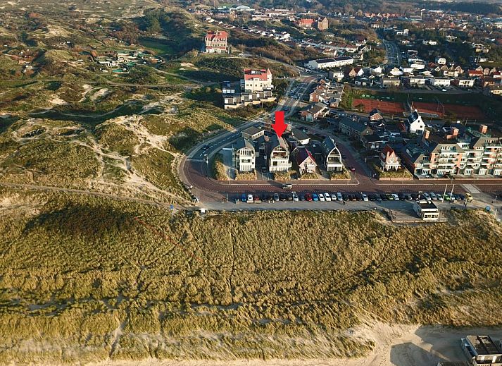 Bright living room in holiday home De Platvis, Egmond aan Zee, with large windows and modern furnishings on the North Sea coast in North Holland.