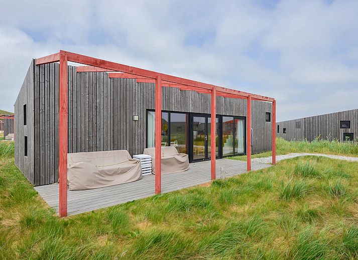 Vrijstaande woning in Callantsoog met moderne houten gevel aan de Noordzeekust in Noord-Holland.