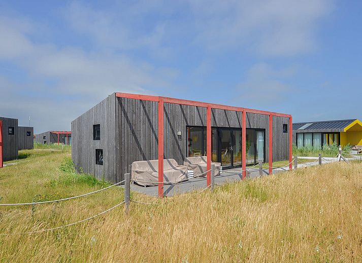 Vrijstaande woning in Callantsoog met moderne houten gevel aan de Noordzeekust in Noord-Holland.