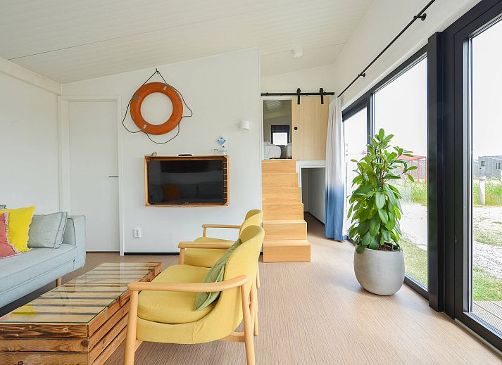 Terras van de vrijstaande woning in Callantsoog met uitzicht op de duinen van Noord-Holland.