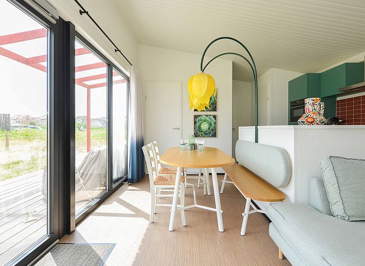 Terras van de vrijstaande woning in Callantsoog met uitzicht op de duinen van Noord-Holland.