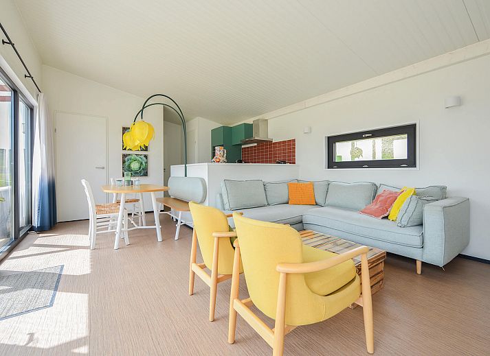 Terras van de vrijstaande woning in Callantsoog met uitzicht op de duinen van Noord-Holland.