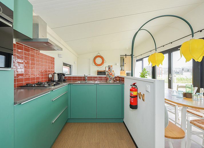 Terras van de vrijstaande woning in Callantsoog met uitzicht op de duinen van Noord-Holland.