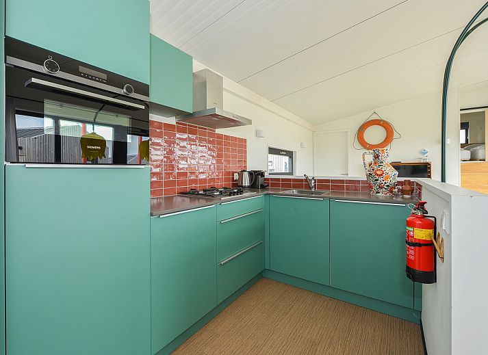 Terras van de vrijstaande woning in Callantsoog met uitzicht op de duinen van Noord-Holland.