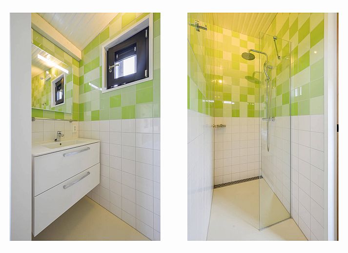 Zomerse omgeving van de vrijstaande woning in Callantsoog aan de Noordzeekust.