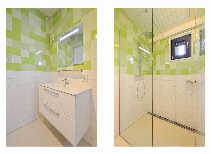 Zomerse omgeving van de vrijstaande woning in Callantsoog aan de Noordzeekust.