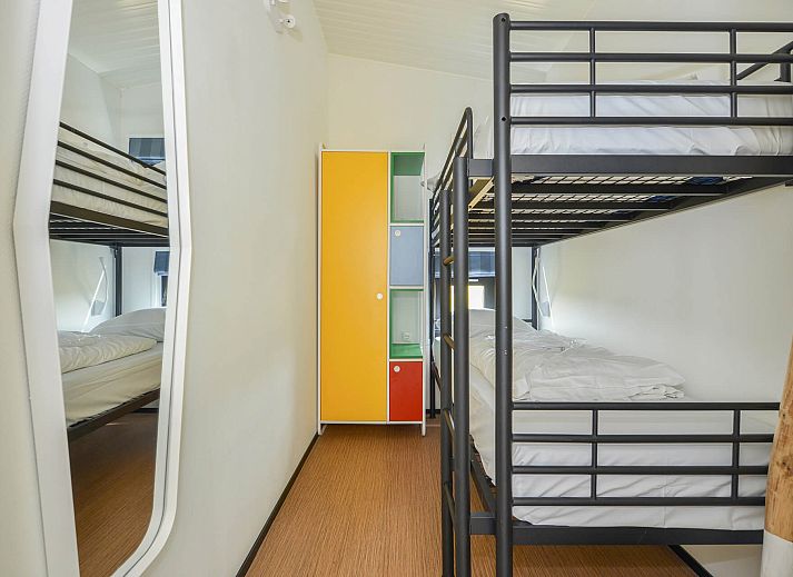 Zomerse omgeving van de vrijstaande woning in Callantsoog aan de Noordzeekust.