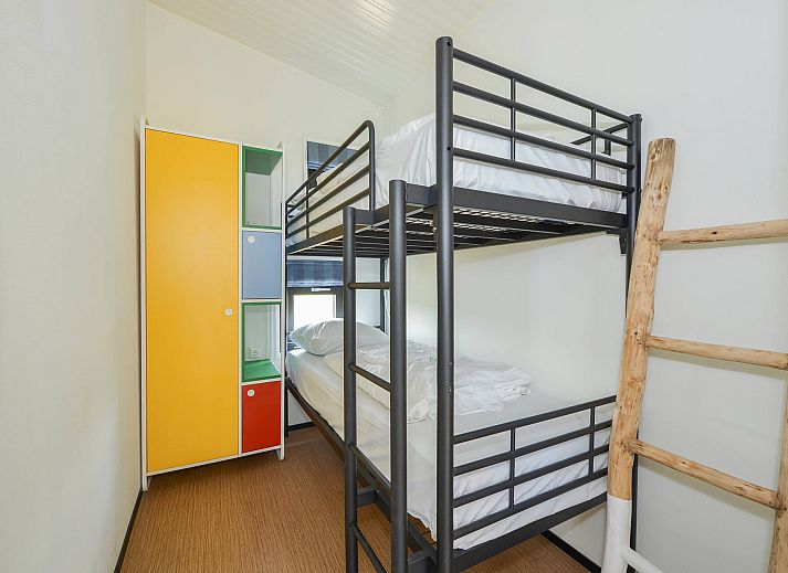 Zomerse omgeving van de vrijstaande woning in Callantsoog aan de Noordzeekust.