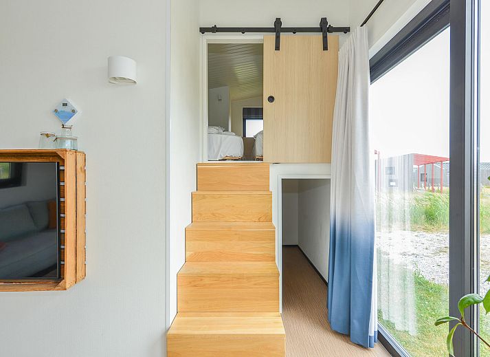Zomerse omgeving van de vrijstaande woning in Callantsoog aan de Noordzeekust.
