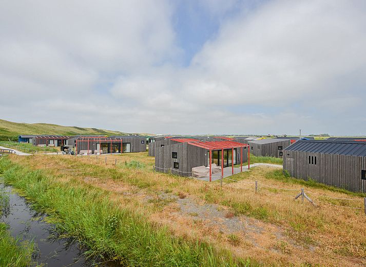 Lichte woonkamer van de vrijstaande woning in Callantsoog met moderne inrichting.
