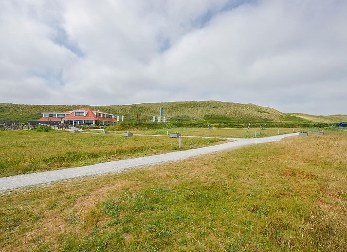 Lichte woonkamer van de vrijstaande woning in Callantsoog met moderne inrichting.