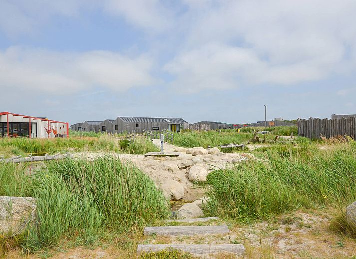 Lichte woonkamer van de vrijstaande woning in Callantsoog met moderne inrichting.