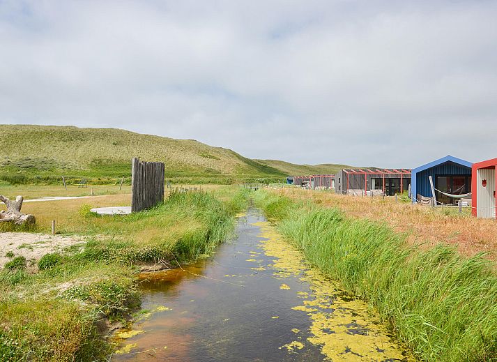 Lichte woonkamer van de vrijstaande woning in Callantsoog met moderne inrichting.