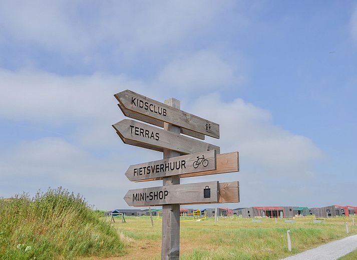Lichte woonkamer van de vrijstaande woning in Callantsoog met moderne inrichting.