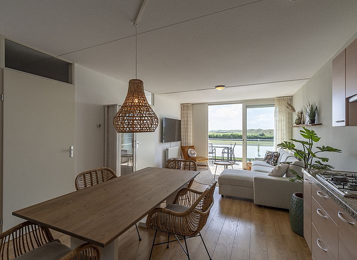 Terrasse des Ferienhauses Duinerei B202 Groote Keeten in Callantsoog mit Blick auf die Duenen und den blauen Himmel.