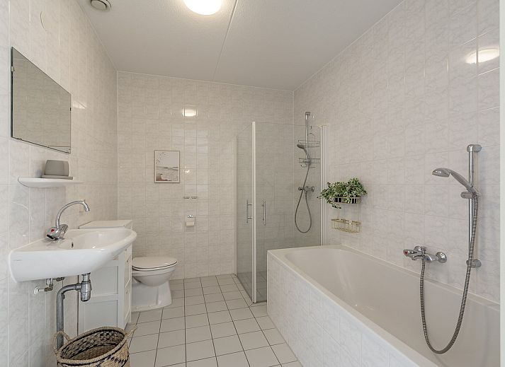 Heller Wohnbereich im Ferienhaus Duinerei B202 Groote Keeten, Callantsoog, mit Blick auf die Terrasse.