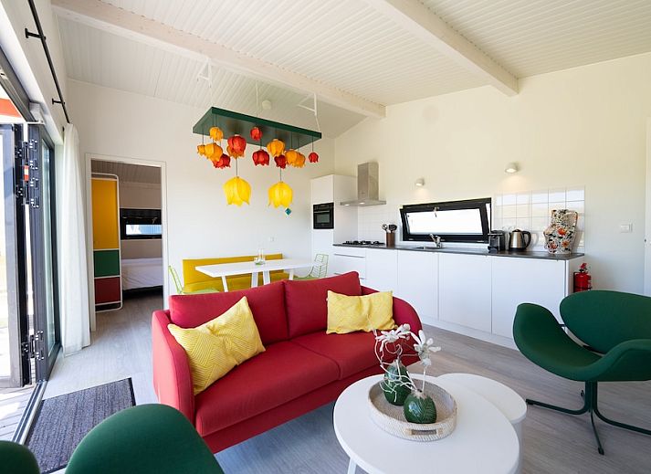 Tulip Mania 4 vakantiehuis in Callantsoog, Noordzeekust, met moderne architectuur en natuurlijke omgeving voor een ontspannen verblijf.