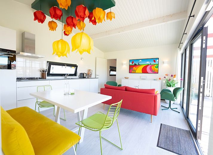 Tulip Mania 4 vakantiehuis in Callantsoog, Noordzeekust, met moderne architectuur en natuurlijke omgeving voor een ontspannen verblijf.