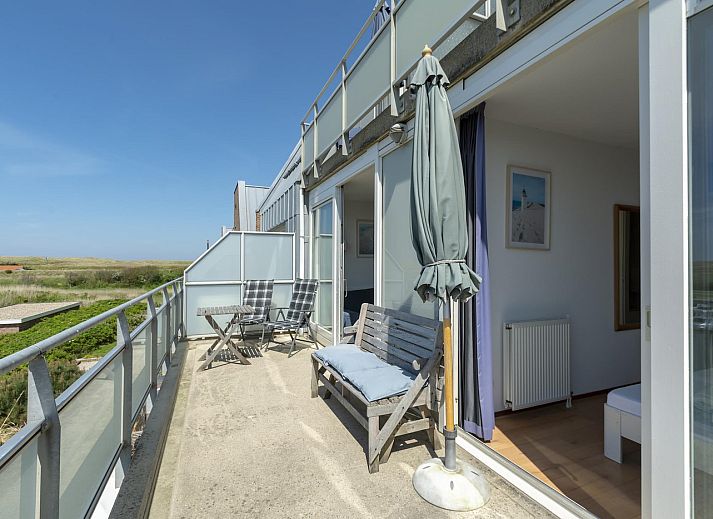 Geniessen Sie die sonnige Terrasse der Duinerei A202 Groote Keeten, einem Ferienhaus an der Nordseekueste in Callantsoog, Nordholland.