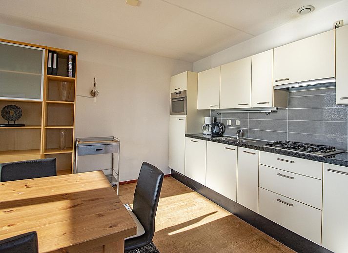 Buitenzijde van Duinerei B301 Groote Keeten in Callantsoog omringd door duingras.