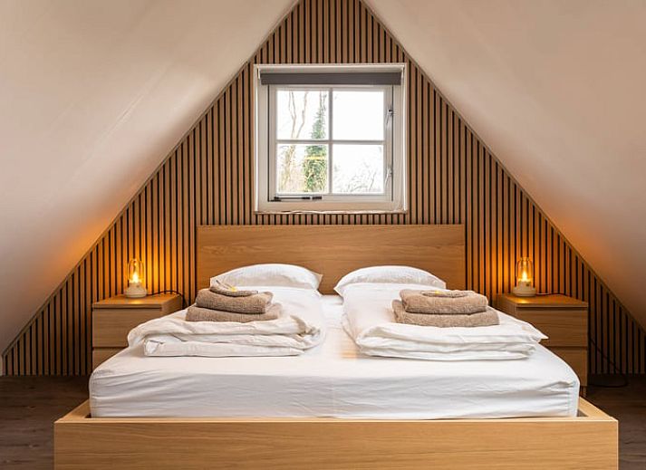 Moderne woonkamer van Vakantiehuisje in Callantsoog met uitzicht op de Noordzeekust, Noord-Holland.