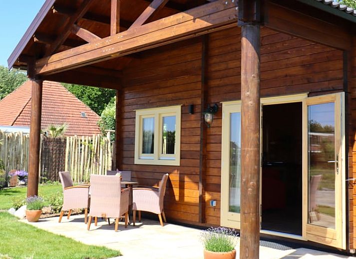 Geniessen Sie die sonnige Veranda des Ferienhauses in Callantsoog, Nordseekueste, Nordholland mit bequemen Sitzgelegenheiten.